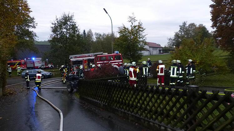 Großeinsatz in Kupferberg: Mehrere Feuerwehren aus dem Landkreis wurden am Montagabend zu einem Wohnhausbrand gerufen. Foto: Klaus Peter Wulf