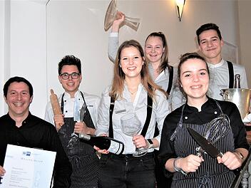 Begeisterung für die Gastronomie zeigen in Laudensacks Parkhotel (von links) Hotelmeister Thomas Hüttl und die neuen Auszubildenden Julius Schick (Koch, 18, aus Garitz), Lena Jopp (Service, 18, aus Thulba), Sofie Merklein (Service, 17, aus Sennfeld), Marina Dahms (Köchin, 17, aus Dittelbrunn) und Rafael Hartmann (Service, 17, aus Burkardroth)  Foto: Sigismund von Dobschütz