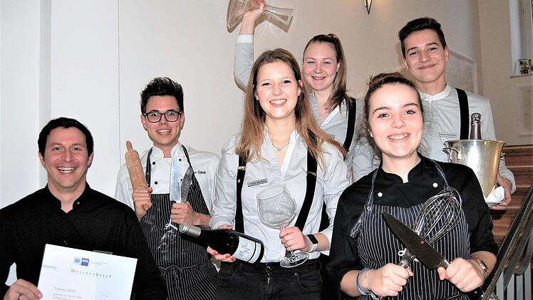 Begeisterung für die Gastronomie zeigen in Laudensacks Parkhotel (von links) Hotelmeister Thomas Hüttl und die neuen Auszubildenden Julius Schick (Koch, 18, aus Garitz), Lena Jopp (Service, 18, aus Thulba), Sofie Merklein (Service, 17, aus Sennfeld), Marina Dahms (Köchin, 17, aus Dittelbrunn) und Rafael Hartmann (Service, 17, aus Burkardroth)  Foto: Sigismund von Dobschütz