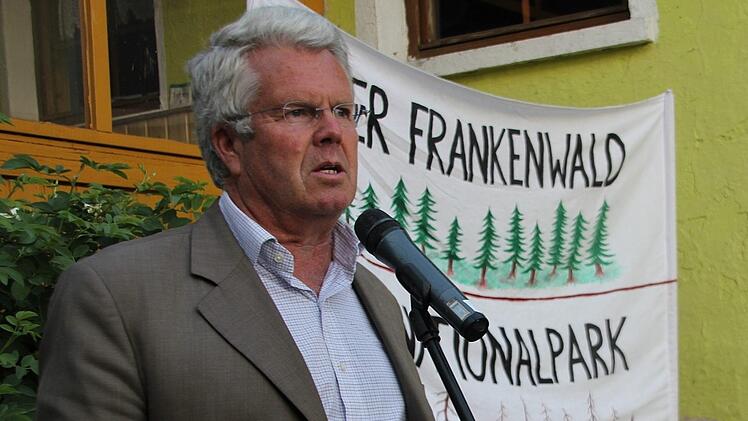 Das Bild entstand bei der Gründungsversammlung des Vereins "Unser Frankenwald", bei der Ludwig von Lerchenfeld zum ersten Vorsitzenden gewählt wurde. Er sieht sich als Bindeglied zwischen Politikern und Waldbesitzern.  Foto: Veronika Schadeck