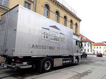 Wohin rollen künftig die Laster des Landestheaters? Foto: Jochen Berger