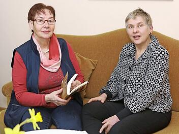 Die Autorin Wiltrud Weltzer (links) und ihre Lektorin Helga Blum  Foto: Barbara Herbst