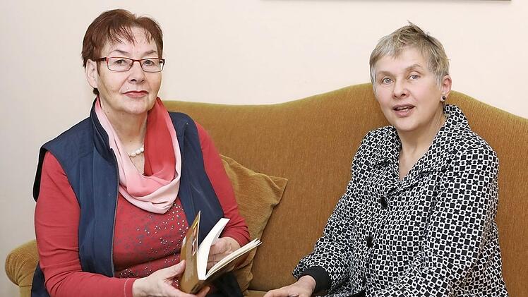 Die Autorin Wiltrud Weltzer (links) und ihre Lektorin Helga Blum  Foto: Barbara Herbst