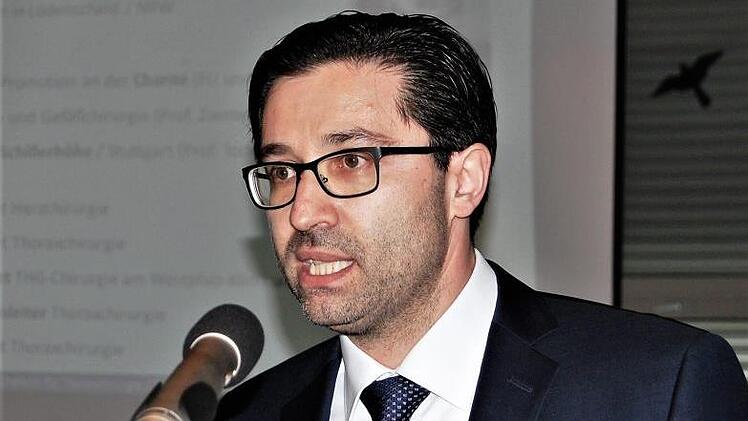 Chefarzt Dr. Bora Kosan (49) ist Spezialist für Thorax- und Herzchirurgie.Sigismund von Dobschütz