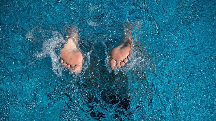 Ein junger Mann hat in einem Schwimmbad in Bamberg erst eine 13-Jährige und wenig später eine 26-Jährige sexuell bedrängt.  Symbolfoto: Ralf Hirschberger/dpa