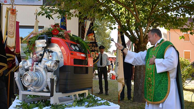 Pfarrer Michael Kubatko segnete die neue Tragkraftspritze der Nickersfeldener Wehr. Björn Hein