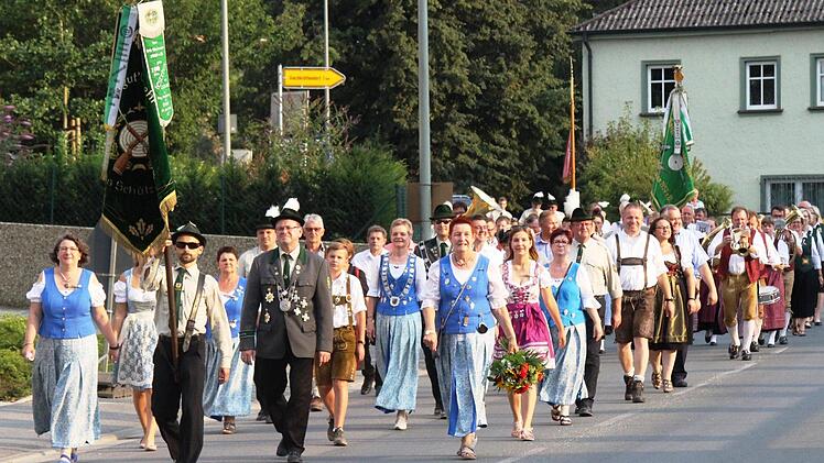Mit einem beachtlichen Zug war die Weismainer Sch&uuml;tzengesellschaft zusammen mit den befreundeten Sch&uuml;tzen aus Bremen-Borgfeld zu den Kl&auml;ngen der Weismainer Blasmusik vom Sch&uuml;tzenhaus zur Brauerei von Festwirt Hans P&uuml;ls gezogen. Foto: Roland Dietz