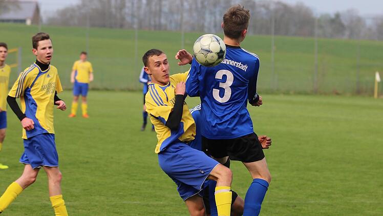 Szene aus dem U-19-Spiel zwischen der SG Oberleichtersbach/Modlos (gelbe Trikots) gegen den TSV Münnerstadt (0:4).Sebastian Schmitt
