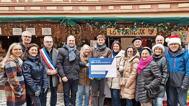 Bei der Spenden&uuml;bergabe mit Vertretern des Partnerschaftskomitees (v.&nbsp;l.): Stephanie Endres, Oberb&uuml;rgermeister Uwe Kirschstein, Ulrich Sch&uuml;rr, Andrea Hofmann und David Knauer sowie Zweite B&uuml;rgermeisterin H&eacute;l&egrave;ne Rousselin