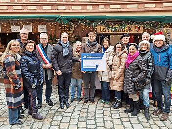 Bei der Spendenübergabe mit Vertretern des Partnerschaftskomitees (v. l.): Stephanie Endres, Oberbürgermeister Uwe Kirschstein, Ulrich Schürr, Andrea Hofmann und David Knauer sowie Zweite Bürgermeisterin Hélène Rousselin