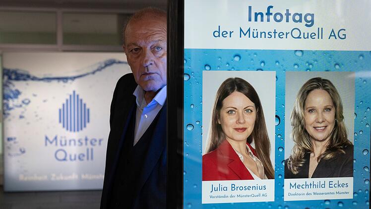 Wilsberg (Leonard Lansink) vermutet die Quelle allen Übels bei der "Münster Quell AG". Er hofft, von deren Vorständin Julia Brosenius (Alice Dwyer, Mitte) und Mechthild Eckes (Ann-Kathrin Kramer) vom städtischen Wasserwerk Informationen zu erhalten, die bei seinen Mordermittlungen weiterhelfen.