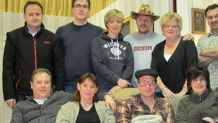 Die Darsteller (vordere Reihe, von links): Werner Müller, Karin Bachmann, Frank Rüttiger, Carola Rüttiger und Anne Heublein sowie (hintere Reihe, von links): Matthias Hergenröder, Andreas Fuß, Susanne Ankenbrand, Thomas Ankenbrand, Monika Nowak und Joachim Kirchner.