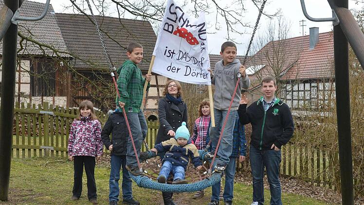 Die Dorfkinder freuen sich über den gleichnamigen Hit und den Sieg.