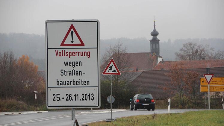 Sperrungen gibt es zurzeit auch an der B 279, wie hier bei Fischbach. Auch dort führt die Hammelburger Firma Stolz die Bauarbeiten aus. Foto: Eckehard Kieswetter