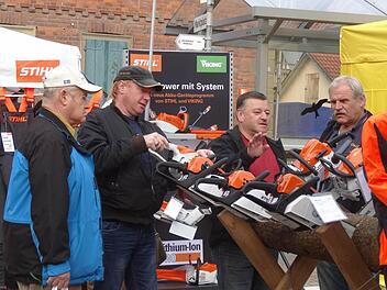 Fachsimpeln über Werkzeuge und Arbeitsmethoden gehörte beim Holz- und Energietag dazu. Foto: Marion Eckert