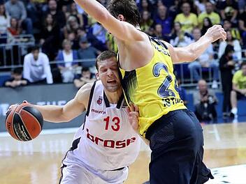 Janis Strelnieks (l.) rennt sich fest. Der Tscheche Jan Vesely versperrt dem Bamberger Scharfschützen den Weg zum Korb. Fotos: dpa