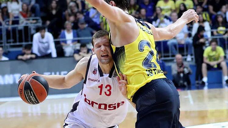 Janis Strelnieks (l.) rennt sich fest. Der Tscheche Jan Vesely versperrt dem Bamberger Scharfschützen den Weg zum Korb. Fotos: dpa