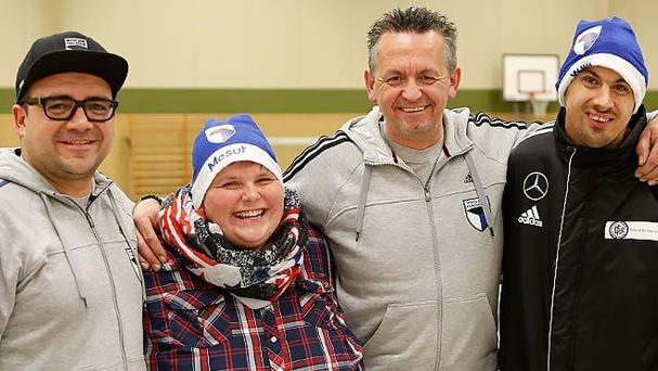 Ob Training, Spiel, Halle oder Weihnachtsfeier: Moni (2.v.l.) und Bernd (r.) haben sich in kurzer Zeit zu großen Jahn-Fans entwickelt. Spielleiter Mesut Kimiz (l.), Torwarttrainer Thomas Oppelt (3. v.l.) und das gesamte Team haben die beiden herzlich aufgenommen.Baumann