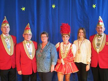 Vorsitzender Rainer Lell dankte für die Leistungen und gratulierte zu den FVF-Auszeichnungen (von links): Willi Scheller, Inge Scheller, Anna Keller, Verena Reis und Peter Zellhan.                             Winfried Ehling