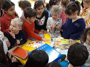 Das Geld f&uuml;r Neuanschaffungen im Carl-Zeitler-Kindergarten in Forchheim war bereits investiert worden, so dass die Kinder bei der Spenden&uuml;bergabe der Realschule Forchheim alles gleich unter den Augen der G&auml;ste sehen und ausprobieren konnten.  Foto: privat