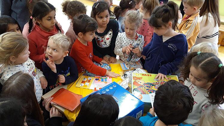 Das Geld f&uuml;r Neuanschaffungen im Carl-Zeitler-Kindergarten in Forchheim war bereits investiert worden, so dass die Kinder bei der Spenden&uuml;bergabe der Realschule Forchheim alles gleich unter den Augen der G&auml;ste sehen und ausprobieren konnten.  Foto: privat