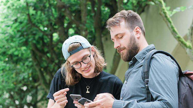 Agenten im Einsatz: Jan Ammensdörfer (rechts) und der Autor Jona Gebhard versuchen das Rätsel im Rosengarten zu knacken.Chiara Riedel