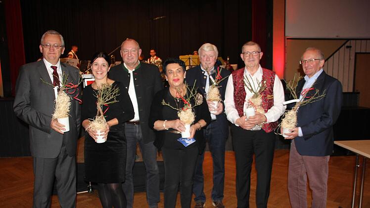 Sie trugen dazu bei, dass die Tettauer einen außergewöhnlichen und informativen Abend erlebten. Im Bild von links: Professor Günter Dippold, Corinna Rösler, Bürgermeister Peter Ebertsch, Marietta Rösler, Heinz Seifferth, Dietmar Schmidt und Helmut HeinzVeronika Schadeck