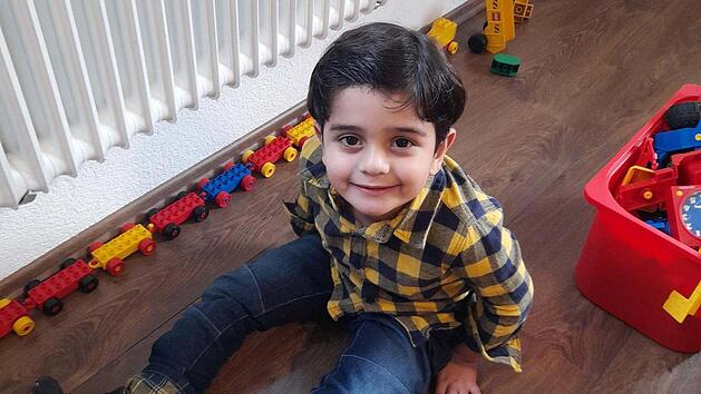 Yusef Mohamad kam mit schweren Deformationen zur Welt. Dem KInd drohte eine Amputation. Heute kann der F&uuml;nfj&auml;hrige laufen.