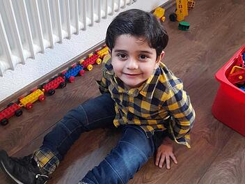 Yusef Mohamad kam mit schweren Deformationen zur Welt. Dem KInd drohte eine Amputation. Heute kann der Fünfjährige laufen.
