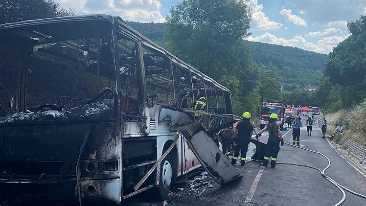 Auf Grund der Temperaturen und der anstrengenden Arbeit mussten die Trupps unter Atemschutz nach etwa 20 Minuten ausgewechselt werden.