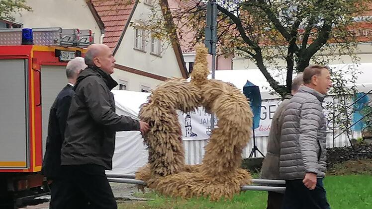 Das Erntedankfest und das Dorfjubiläum begleidete die Erntedank-Krone, die in der Kirchenparade mitgeführt wurde. Foto: Maria Hausmann