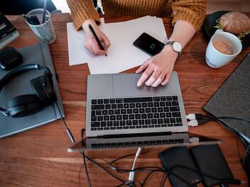 Künstliche Intelligenz birgt Chancen und Risiken Künstliche Intelligenz birgt Chancen und Risiken