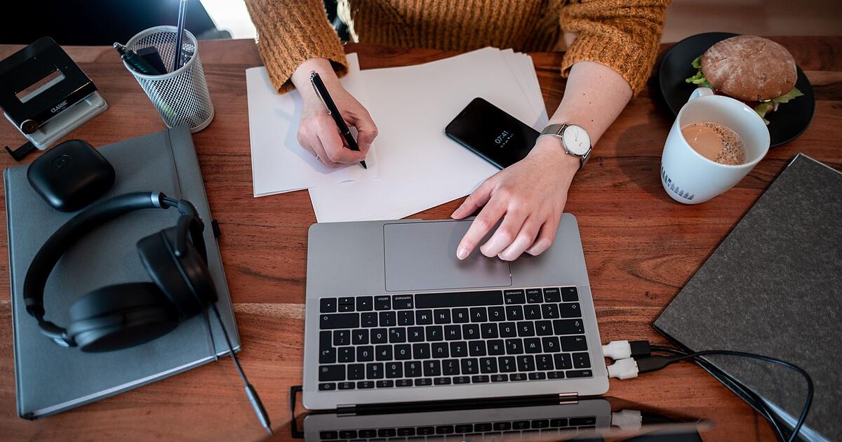 Jeder-Sechste-sorgt-sich-wegen-KI-um-eigenen-Arbeitsplatz