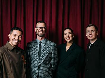 K&ouml;nnen sie ihm die Show stehlen? Nico Santos (links) Andrea Petković und Till Reiners (rechts) fordern Moderator Joko Winterscheidt heraus.