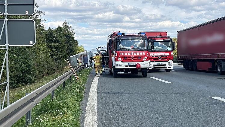 Milchlaster auf A6 im Kreis Ansbach umgekippt