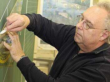 Karl Heinz Hofmann in seinem Element: "Ich sehe, wie die Kinder heranreifen und helfe ihnen dabei, einen adäquaten Ausbildungsberuf zu bekommen. Dazu beizutragen, das ist schon eine Genugtuung für einen Lehrer."  Foto: Jan Koch
