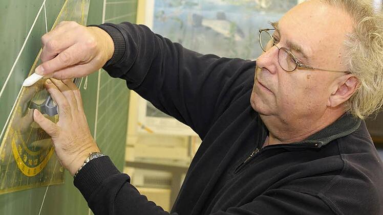 Karl Heinz Hofmann in seinem Element: "Ich sehe, wie die Kinder heranreifen und helfe ihnen dabei, einen adäquaten Ausbildungsberuf zu bekommen. Dazu beizutragen, das ist schon eine Genugtuung für einen Lehrer."  Foto: Jan Koch
