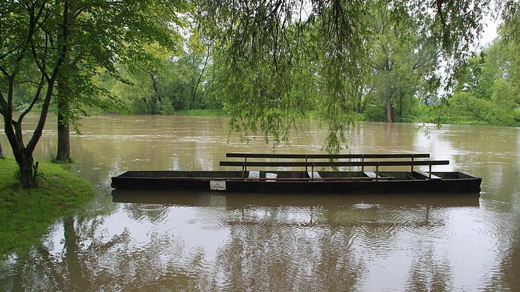 Idyll in Nedensdorf: Hier ist der Main zwar zu einem schnell fließenden Strom geworden, doch der Schelch liegt noch immer im Wasser und wurde nicht an Land gezogen.