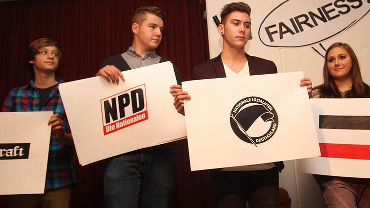 Mit Symbolen machten die Schüler auf die Themen und ihre Courage aufmerksam. Von links: Christian Reinhardt, Maximilian Bauer, Nicolas Arvanitis, Anna Stappenbacher.