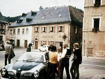 Der Waischenfelder Marktplatz im Jahr 1971. Sechs Jahre zuvor war dort ein fünf Jahre alter Junge von einem Lkw erfasst und getötet worden. Repro: Löwisch