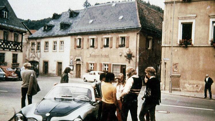 Der Waischenfelder Marktplatz im Jahr 1971. Sechs Jahre zuvor war dort ein fünf Jahre alter Junge von einem Lkw erfasst und getötet worden. Repro: Löwisch