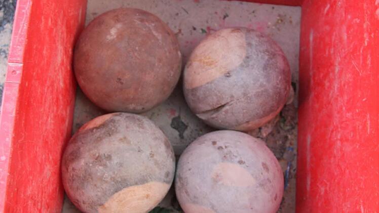 Zwei bis drei Kilo schwer sind die Holzkugeln.