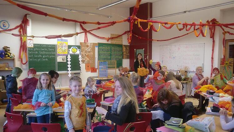 Viel Mühe hat die Klasse 1/2d in die Vorbereitung der Faschingsfeier gesteckt. Auch die Girlanden bestanden aus gesammelten gelben Zitronen-, roten Mandarinen- und grünen Rosenkohlnetzen. Fasching in der Bad Brückenaus Grundschulklasse 1/ 2 d. Foto: Brigitta Kempe-Wolf