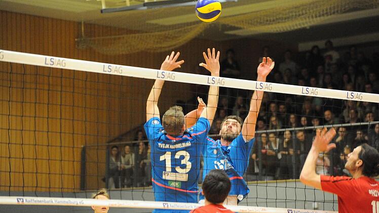 1:3 gegen den Tabellenführer verloren, aber wieder viele Sympathie-Punkte gewonnen haben Hammelburgs Volleyballer (blaue Trikots). Foto: Hopf