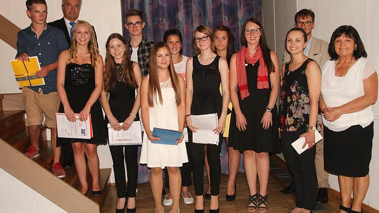 Die Schulbesten beim "Quali" und Schüler mit herausragenden Leistungen in Einzelfächern (von links) Jakob Sauer, Vivien Höhn, Ann-Sophie Gehring, Felix Landgraf, Jana Reich, Laura Kirsche, Janice Weßel und Lara Angebrand mit Sponsoren der Auszeichnungen. Fotos: Günther Geiling