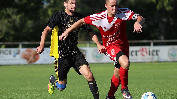 Der SC Adelsdorf war überlegen, doch hier musste Daniel Brenner (links) zu unlauteren Mitteln greifen, um an Oesdorfs Florian Schachtner dranzubleiben. Fotos: Matthias Hofmann