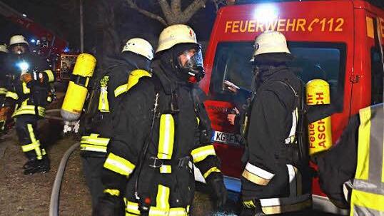 Mit Atemschutz gingen die Feuerwehrleute immer wieder in das Haus, um das Feuer auch von innen zu bekämpfen. Foto: Peter Rauch