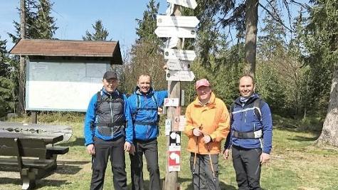 Die vier wackeren Frankenwaldsteig-Bezwinger am gro&szlig;en Wegweiser auf dem D&ouml;braberg (von links): Bertram Hildner, Thomas Sch&uuml;tz, Klaus Gareis und Andr&eacute; H&uuml;mmer Foto: privat
