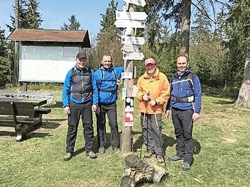 Die vier wackeren Frankenwaldsteig-Bezwinger am großen Wegweiser auf dem Döbraberg (von links): Bertram Hildner, Thomas Schütz, Klaus Gareis und André Hümmer Foto: privat