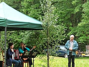 Das Duo "Les Francophiles"musizierte im Bruderwald. Foto: p